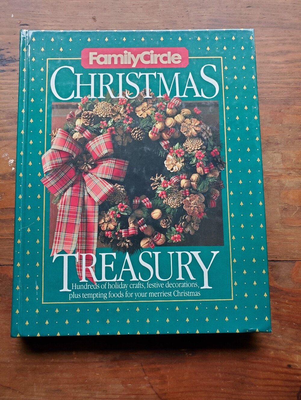 Vintage 1986 Family Circle Christmas Treasury Hardcover Book Crafts Recipes